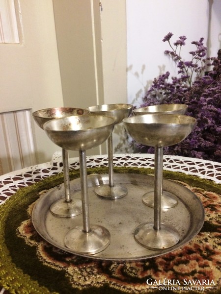 One tray on an antique silver-plated short drink tray, 5 glasses each approx. 0.5 Dl