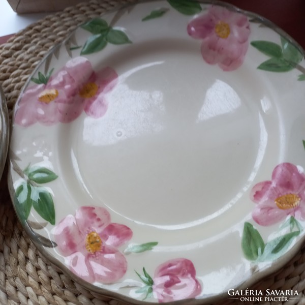 4 earthenware flat plates/bowls with flowers / the price applies to 1 piece/