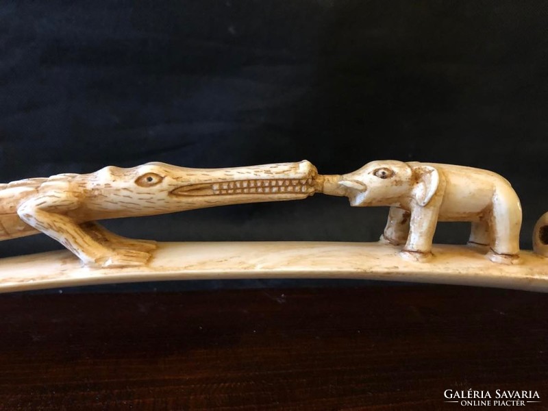 Antik faragott elefánt-krokodil