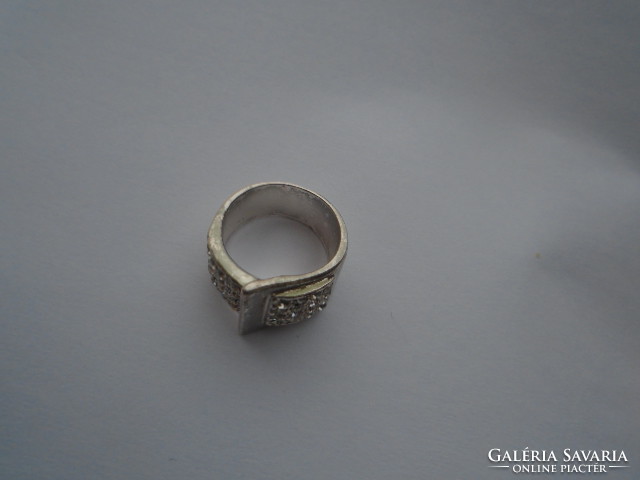 The inner size of the Tibetan silver ring with sparkling stones is 17 mm