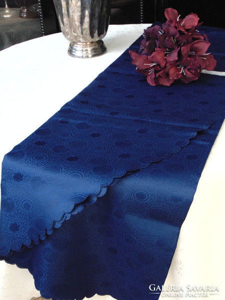 Elegáns sötétkék selyemdamaszt asztalterítő 155 x 300 cm ovális