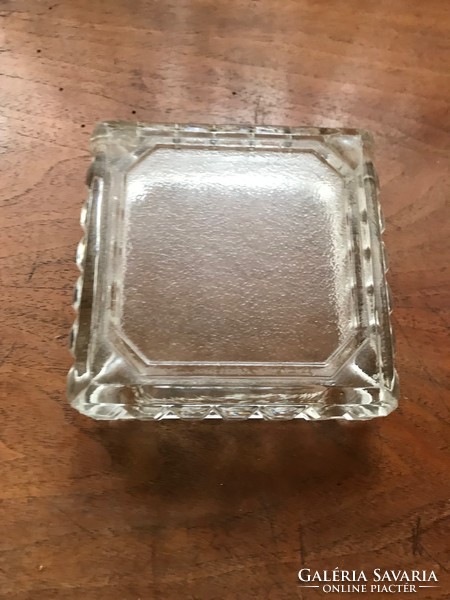 Retro style thick glass ashtray. 13X13 cm