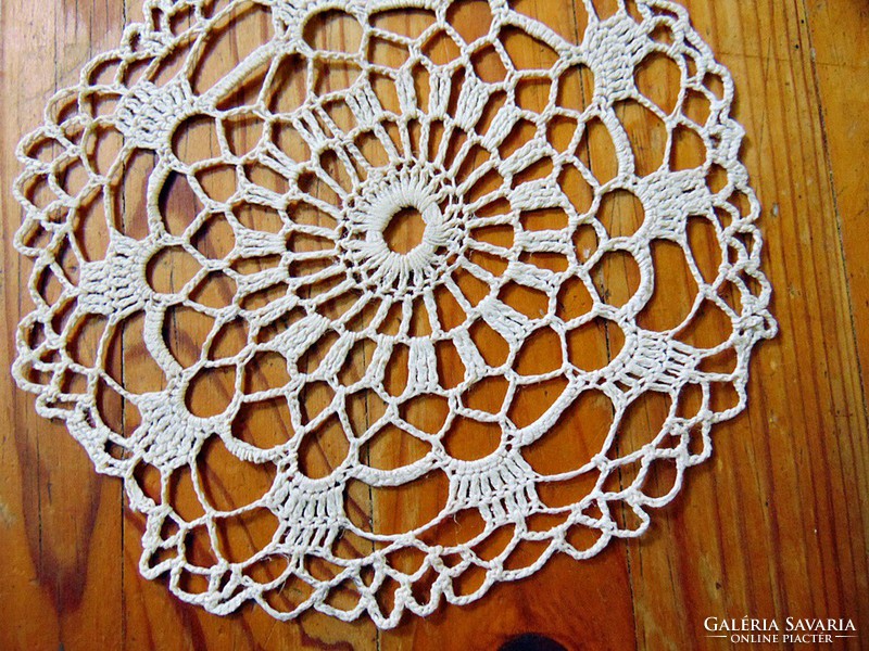 Lace tablecloth, needlework porcelain, ornaments under 14 cm.