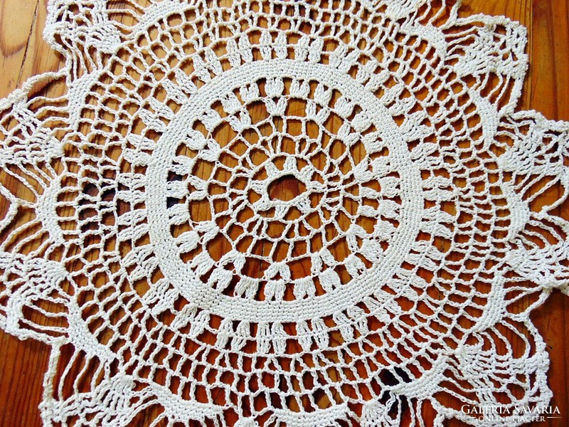 Lace tablecloth, needlework porcelain, ornaments under 31 cm.