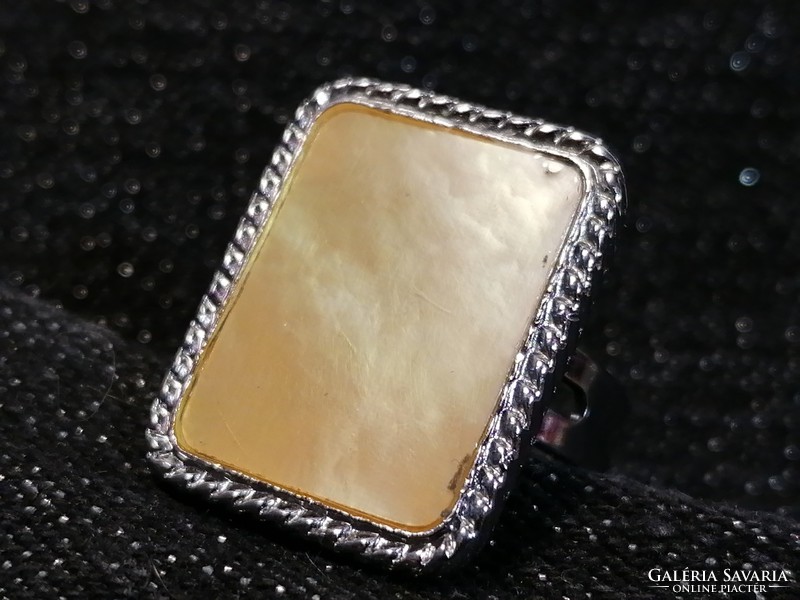 Mother of pearl ring (144)
