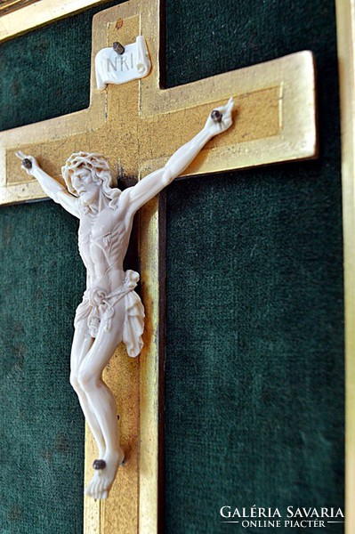 IB. Antik, CSONT - őrlemény ANYAGÚ Jézus Krisztus a kereszten, 28 cm aranyozott keretben az 1910-es