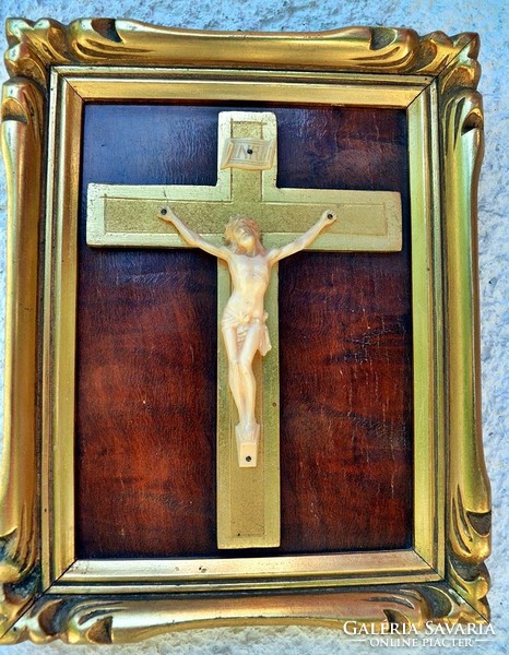 IB. Antik, CSONT - őrlemény ANYAGÚ (Jézus Krisztus a kereszten, 25 cm aranyozott keretben az 1910-es