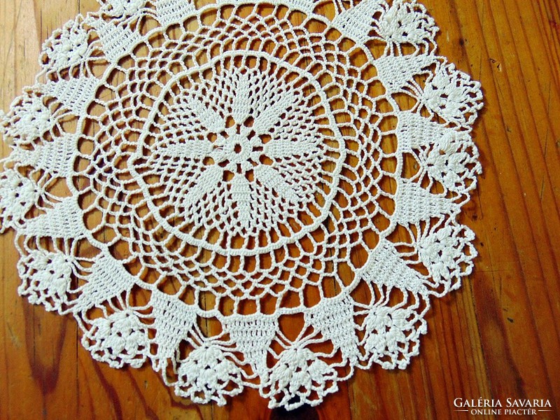 Lace tablecloth, needlework porcelain, ornaments under 17 cm.