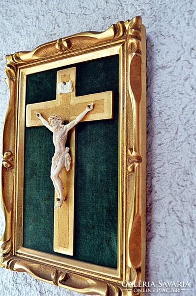 IB. Antik, CSONT - őrlemény ANYAGÚ Jézus Krisztus a kereszten, 28 cm aranyozott keretben az 1910-es