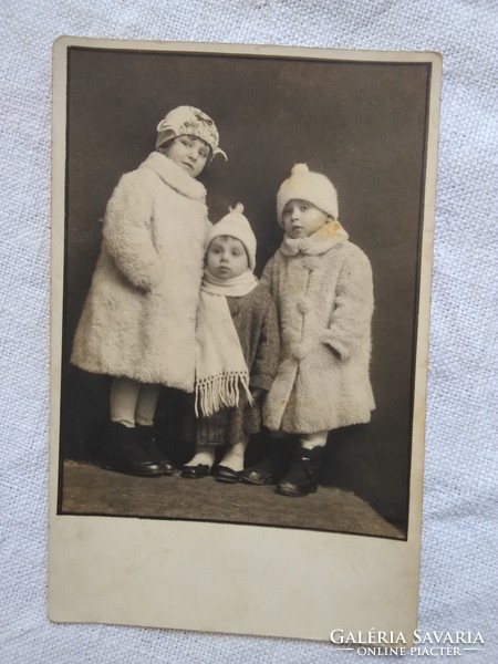 Antik műtermi fotólap gyerekek télikabátban 30-as évek körüli