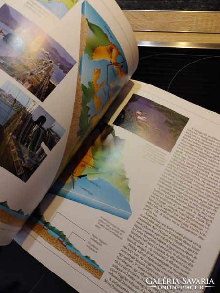 Nigel Hawkes   A  világ építészete..az építészet világa könyv