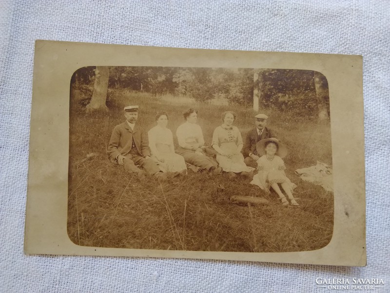 Antique sepia photo / life photo, family picnic / trip ladies, gentlemen, little girl around 1900