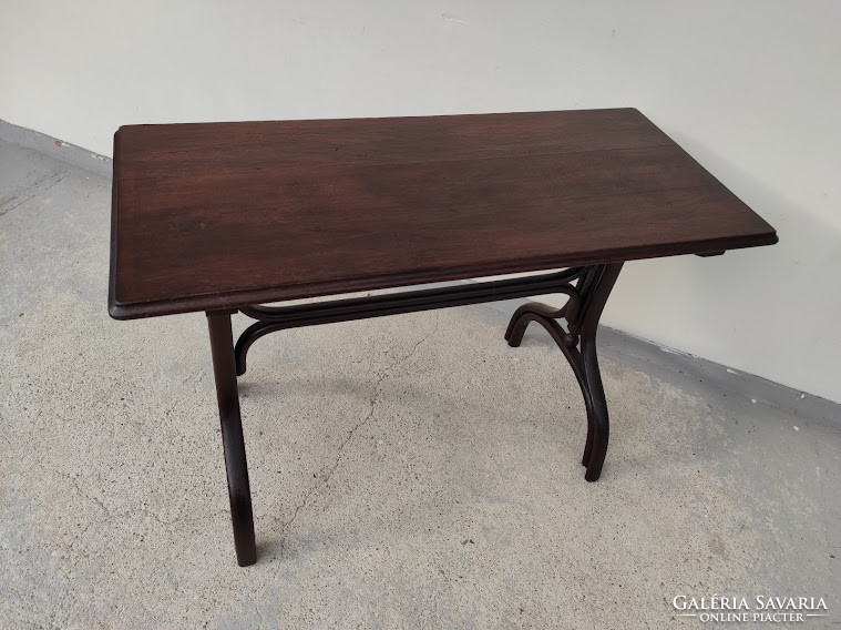 Antik szép állapotú dekoratív thonet hajlított bútor asztal