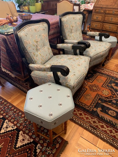 Gyönyörűen restaurált két fotel és hozzá két kis asztal