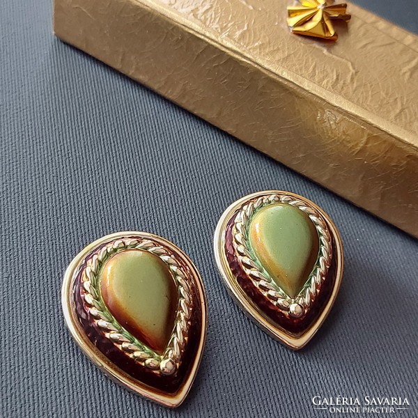 Stylish decorative earrings with gold and greenish yellow earrings, flawless, age-appropriate