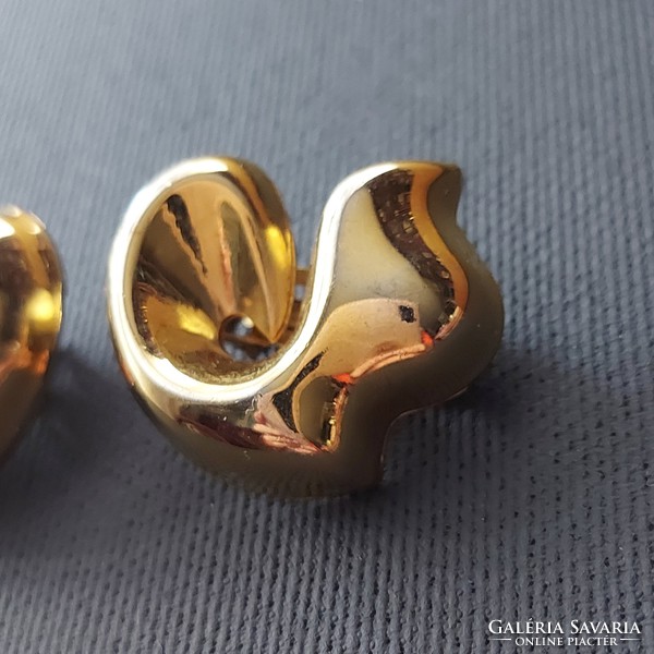 Gold-colored large elegant earrings, ear clip, flawless, age-appropriate
