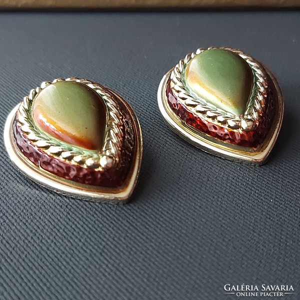 Stylish decorative earrings with gold and greenish yellow earrings, flawless, age-appropriate