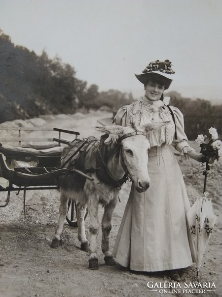 Régi fotólap/életkép, elegáns hölgy kalapban, esernyővel csacsifogattal, 1937