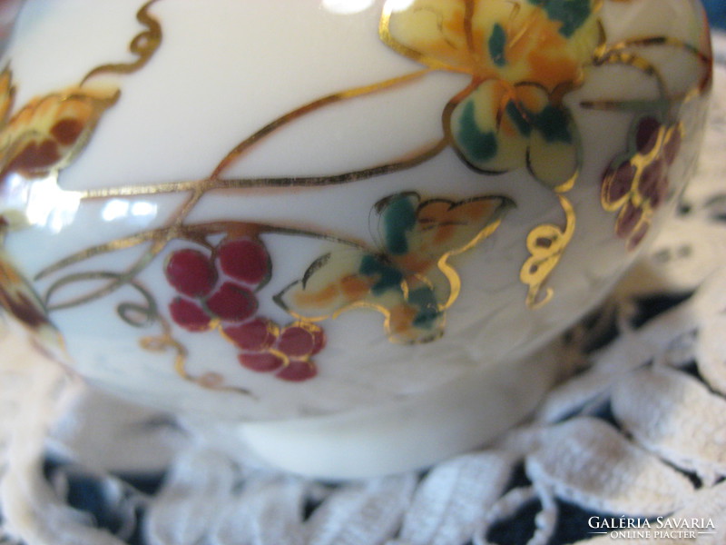 Zsolnay váza , szőlő mintával  ,  arany peremmel , ami kissé kopott , szép kézifestés  9 cm
