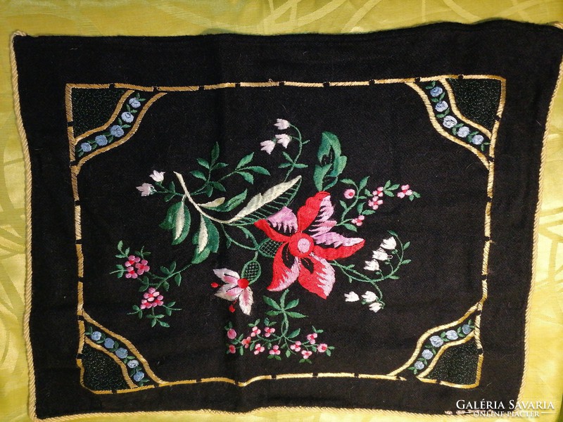 Embroidered cushion cover (764)