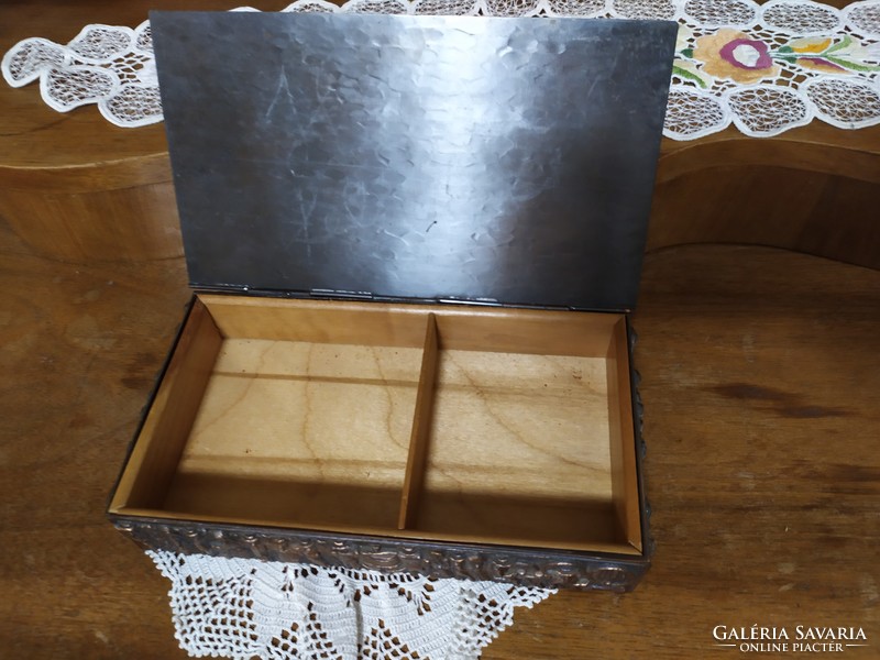 Box decorated with motifs