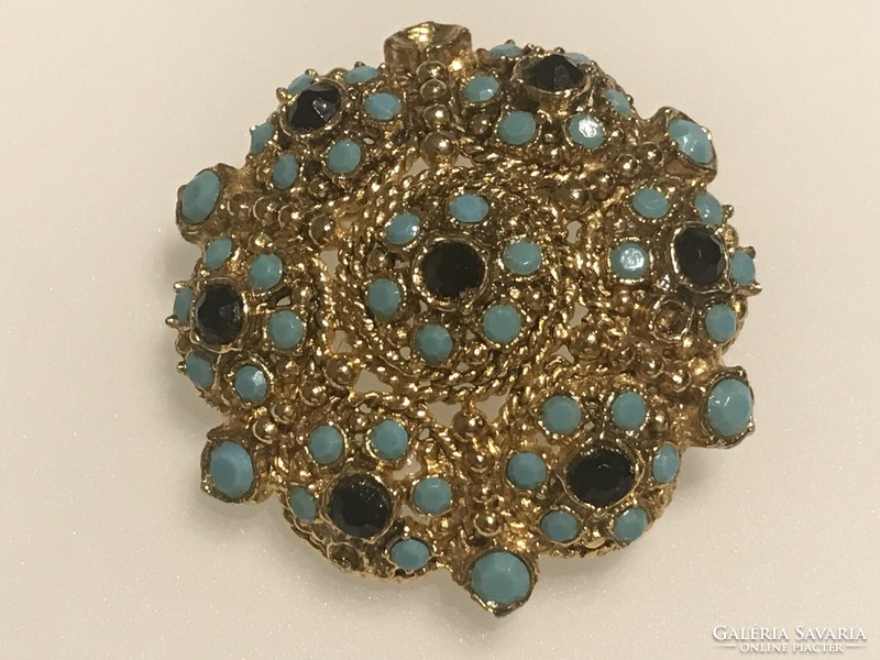 Rozetta alakú aranyozott bross türkiz színű opalin kristályokkal, 4 cm átmérő