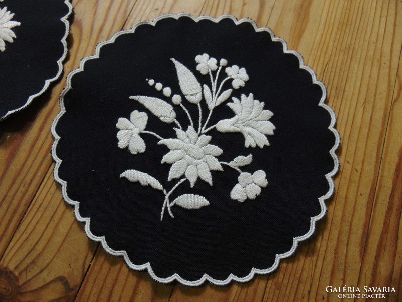 2 Pieces under porcelain embroidered on a black background with a diameter of 16 cm.