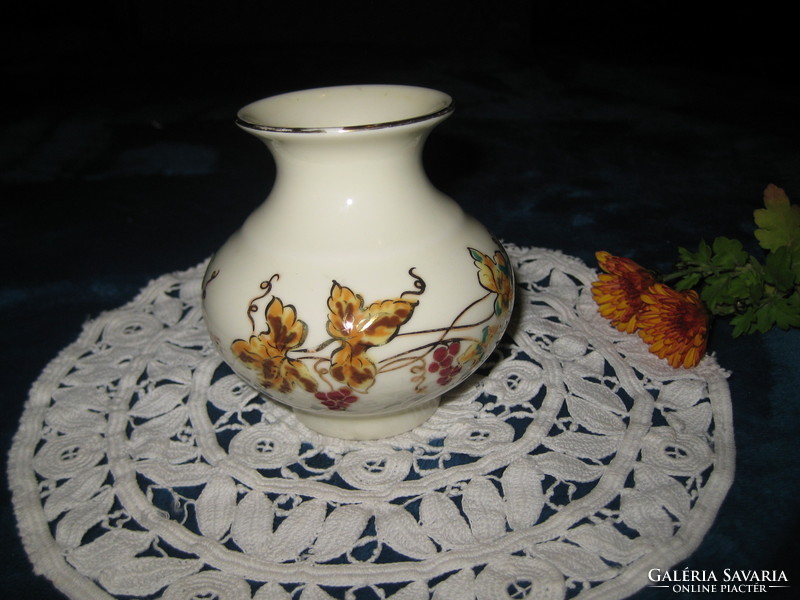 Zsolnay váza , szőlő mintával  ,  arany peremmel , ami kissé kopott , szép kézifestés  9 cm