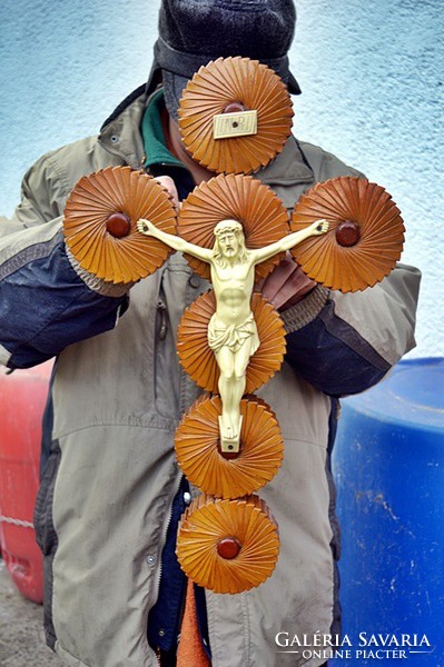 Antique, renaissance Jesus Christ on the cross with a 55 cm cross from the 1910s. Resurrection