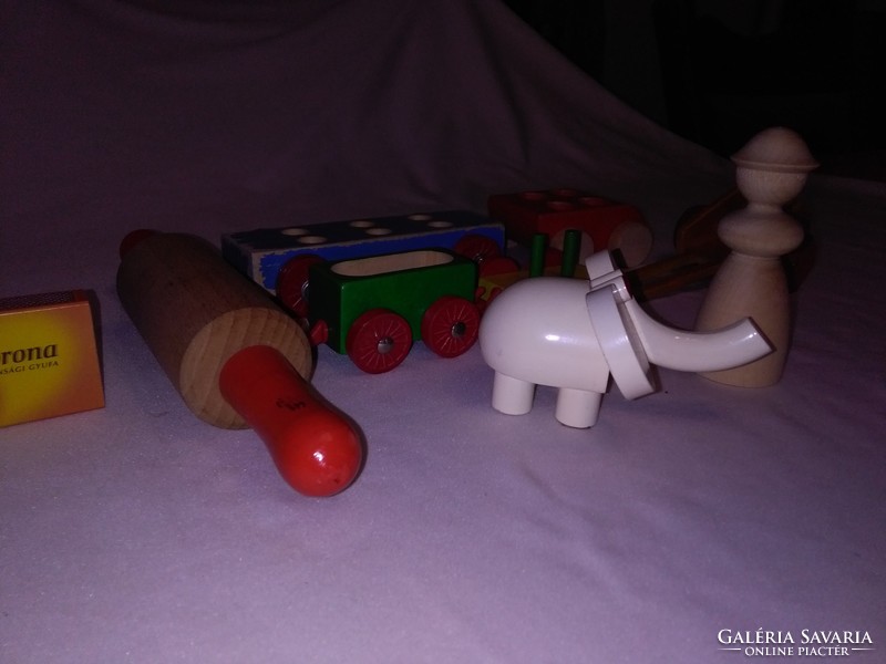 Retro fa játékok együtt - elefánt, autók, nyújtófa,...