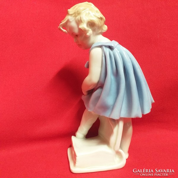 Porcelain figurine of a German girl with books by German Volkstedt.13.5 Cm.