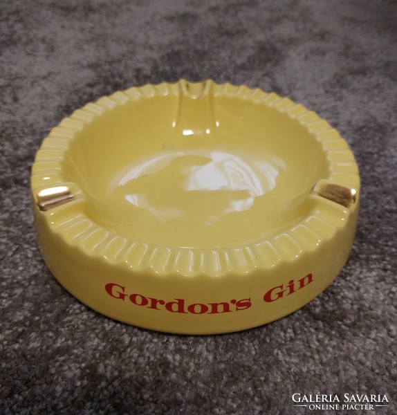 Large pub ashtray with Gordon's gin inscription from the 60s-70s. Wade England