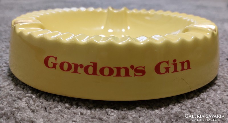 Nagyméretű  Gordons Gin felíratú kocsmai hamutál 60-70 es évekből.Wade England