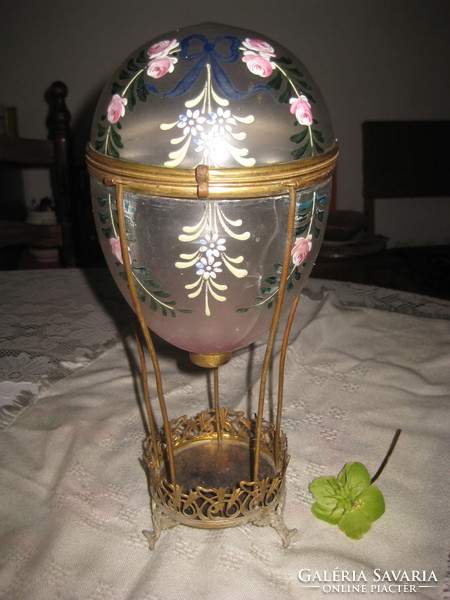 Felnyitható üveg tojás réz szerelékkel,szép régi ,kézzel festett tárgy benne az italos poharak helye