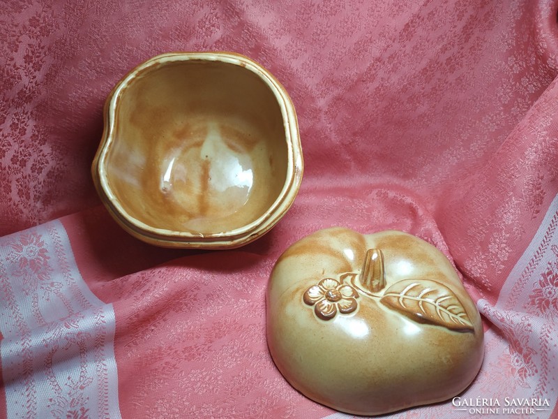 Apple baking pottery