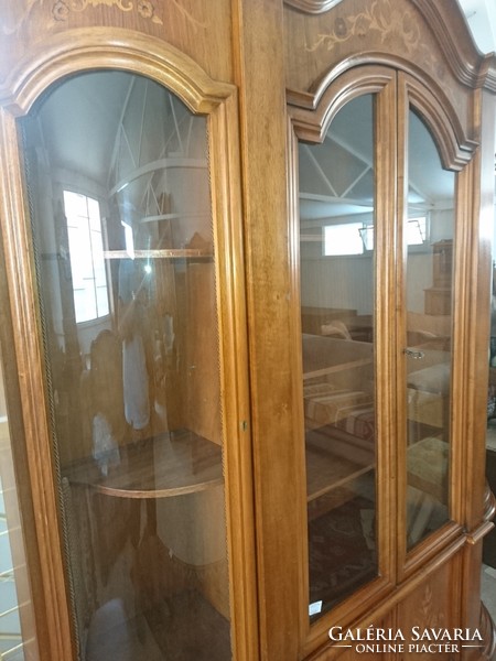 Intarziás barokk vitrines szekrény eladó.