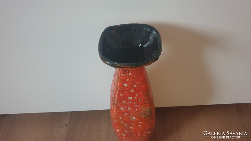 Pesthidegkút floor vase