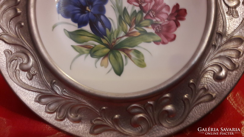 Havasi, alpesi virágos porcelán betétes ón tányér (M1996)