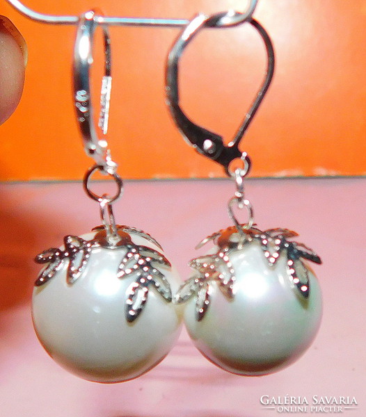 Off-white shell pearl giant pearl snowflake ornate earrings