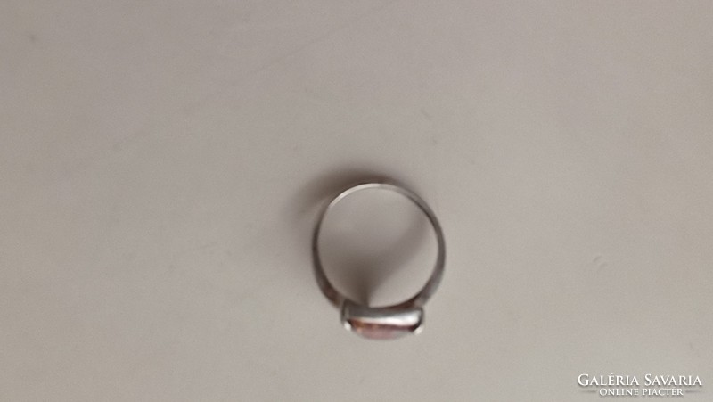 Ezüst gyűrű borostyán kővel díszítve. 925