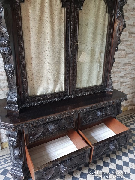 Antik bútor: reneszánsz vitrines szekrény/csere is