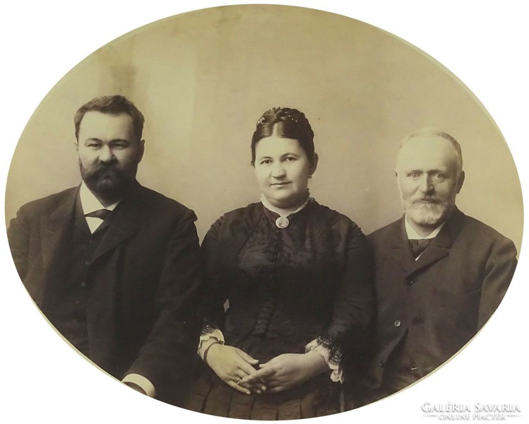 1H353 Eduard Nepomuk Kozic : XIX. századi arany keretes nagyméretű családi fotográfia