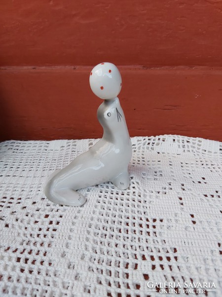 Beautiful seal with polka dot ball, collectible piece, nipple, figurine