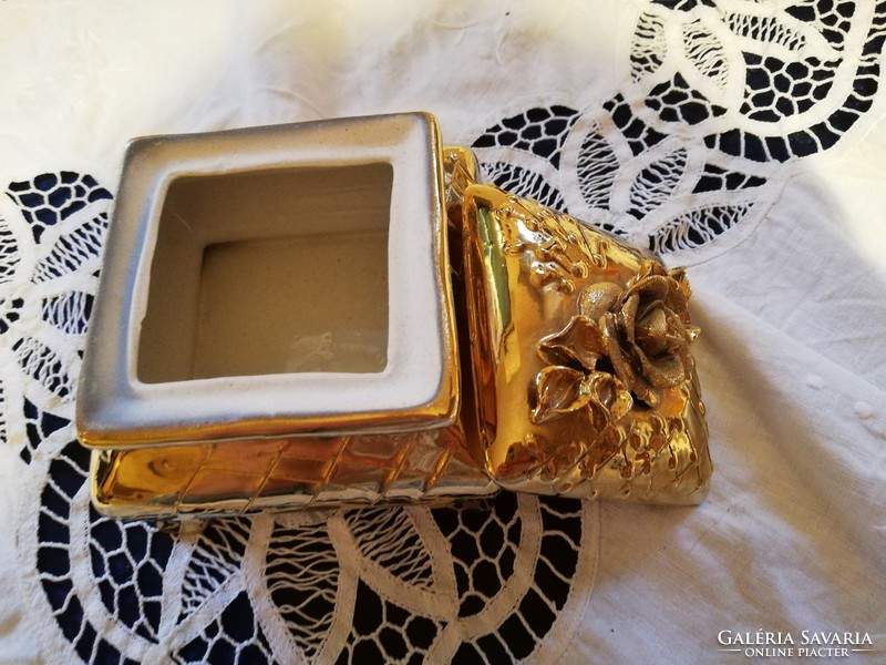 Eladó régi porcelán arany színű rátett virágos gyönyörű bonbonier!