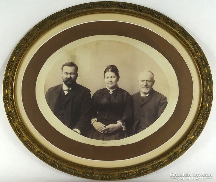 1H353 Eduard Nepomuk Kozic : XIX. századi arany keretes nagyméretű családi fotográfia