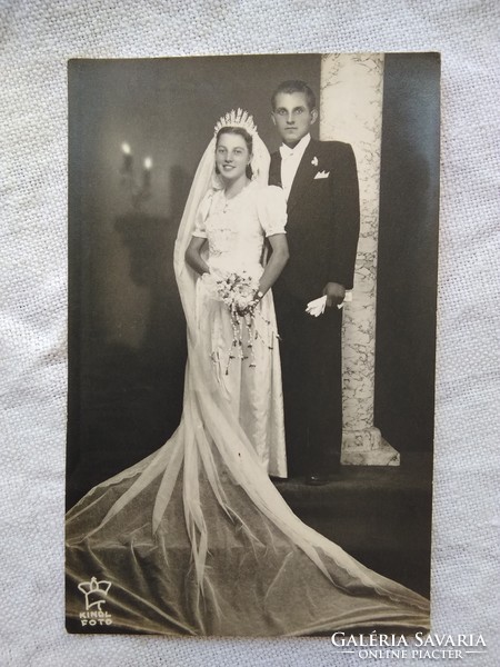 2 db régi magyar műtermi esküvői fotó, Kindl Fotó 1938, 1942, fátyol, uszály, csipke