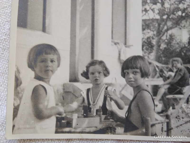 Régi magyar fotólap/életkép, kisgyerekek, kislányok a kertben, játék 1932