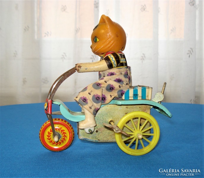 Retro pull-up cyclist cat playing with plate