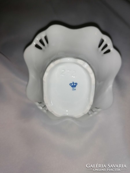 Engagement ring holder in porcelain basket