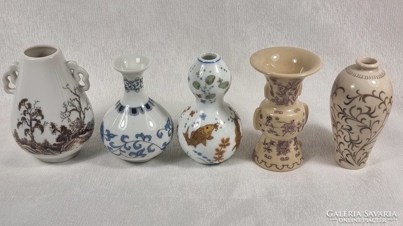5 db 1980-ban készült Japán porcelán miniváza gyűjtemény.